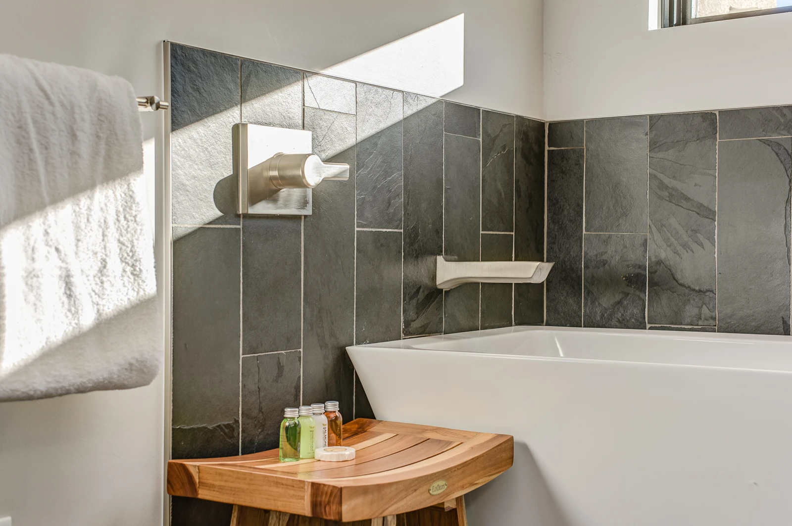 165835735
