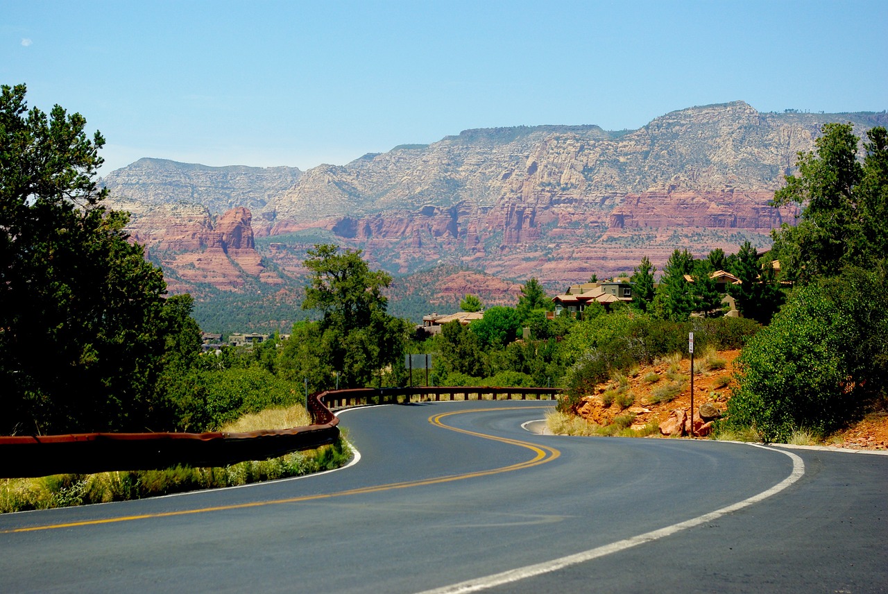 A high way running through the red rock mountains of Sedona
